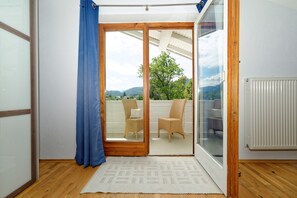 Interior - Vacation home for 1 to 7 people, 165 m², living area, kitchen, 3 bedrooms, bathroom, terrace, WLAN (Unterwössen)