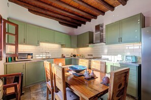 Microondas, horno, placa de cocina y lavavajillas
