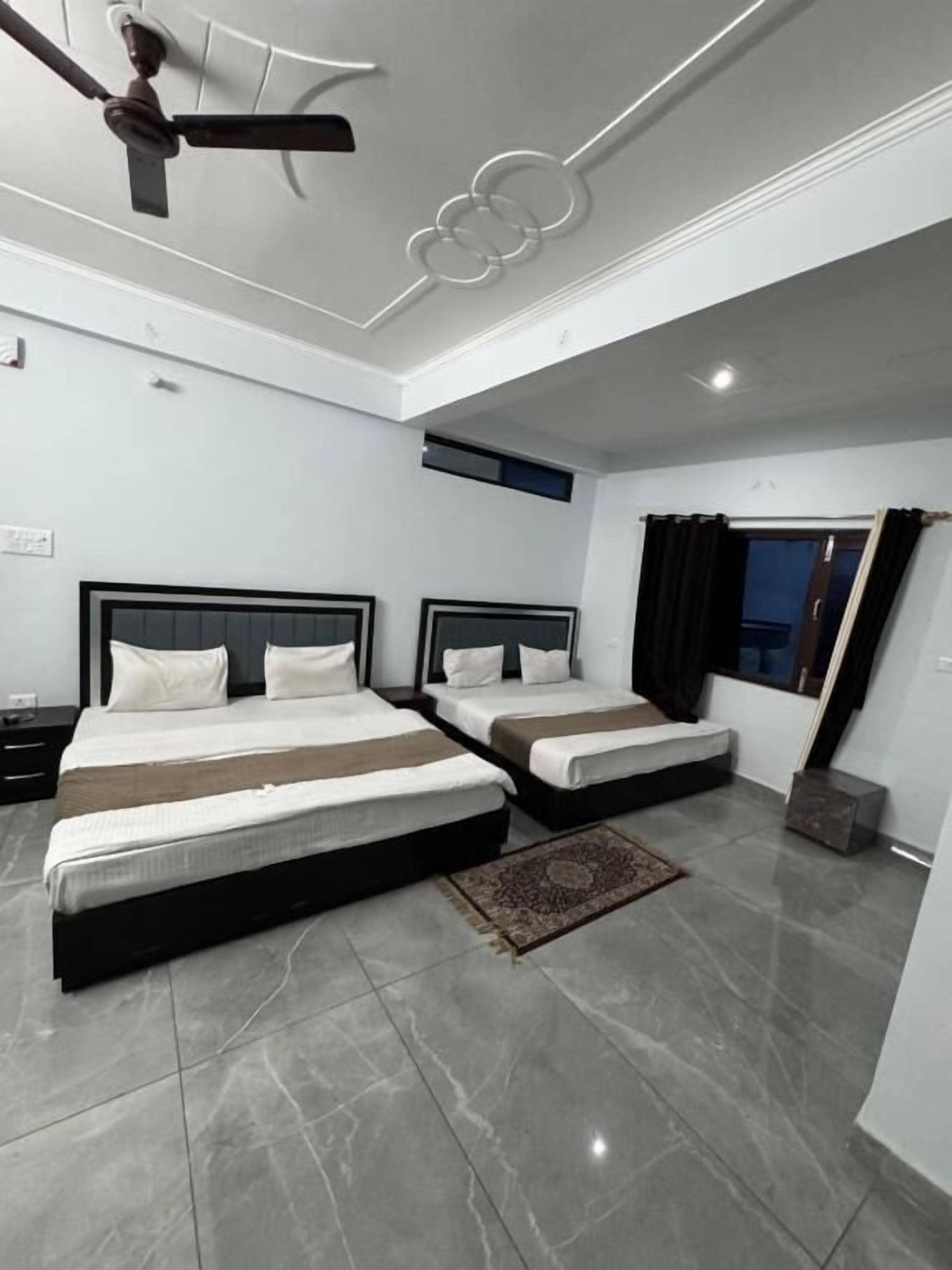 Family Room, Balcony, Mountain View | Desk, free WiFi