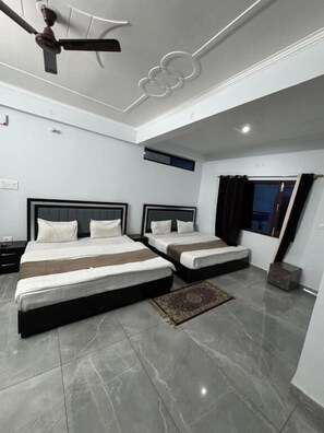 Familiekamer, balkon, uitzicht op bergen | Een bureau, gratis wifi