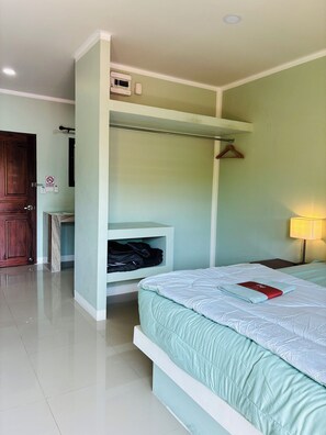 Desk, laptop workspace, free WiFi, bed sheets - Rainbow Room No.16 Front of Haad Rin Queen Ferry (Koh Samui)