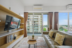 Apartamento, 1 quarto, vista para o pátio | Sala de estar | Smart TV 43 polegadas com canais a cabo, Netflix, serviços de streaming
