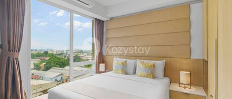 Laptop workspace, iron/ironing board, free WiFi