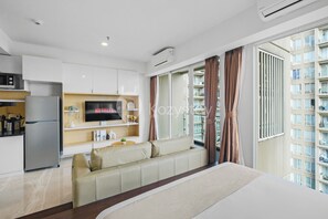 Apartamento, 1 quarto, vista para o pátio | Espaço de trabalho para notebook, ferros/tábuas de passar roupa