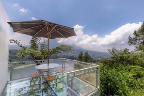 Deluxe Double Room, Lake View | Balcony - Fortune Glamping (Garung)