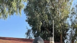 Una estatua grande de gorila con un niño sentado en su espalda.