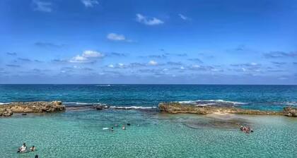 Charming 2 bdr Apartment by the beach, A/C, nearby water sports, family friendly