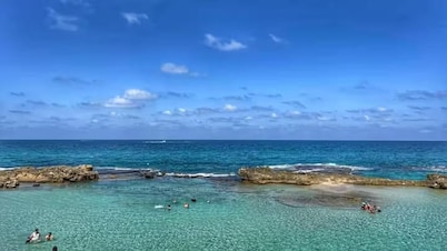 Charming 2 bdr Apartment by the beach, A/C, nearby water sports, family friendly