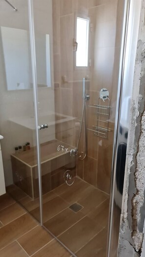 Dusche, Haartrockner, Handtücher, Seife