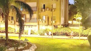 Un edificio con varias unidades de aire acondicionado, una antena parabólica y un balcón.