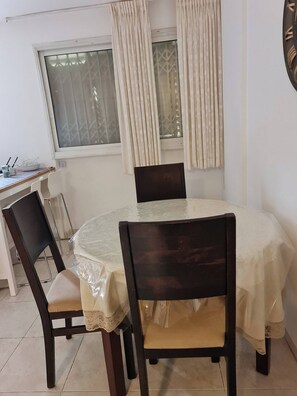 Dining - Charming 2 bdr Apartment by the beach, A/C, nearby water sports, family friendly (Nahariyya)