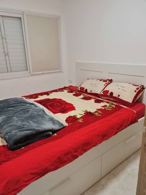 2 bedrooms, WiFi, bed sheets - Charming 2 bdr Apartment by the beach, A/C, nearby water sports, family friendly (Nahariyya)