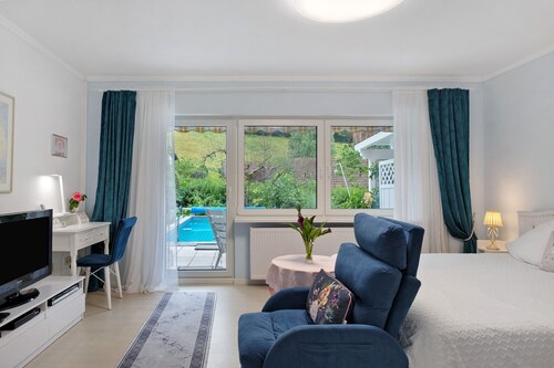 Apartment 'Poolblick' mit Gemeinschaftspool, privater Terrasse und WLAN