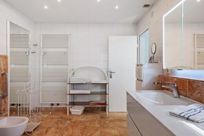 Een douche, een haardroger, handdoeken