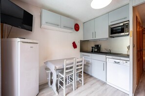 Fridge, microwave, oven, stovetop - Cosy escape in the heart of Morillon (Morillon)
