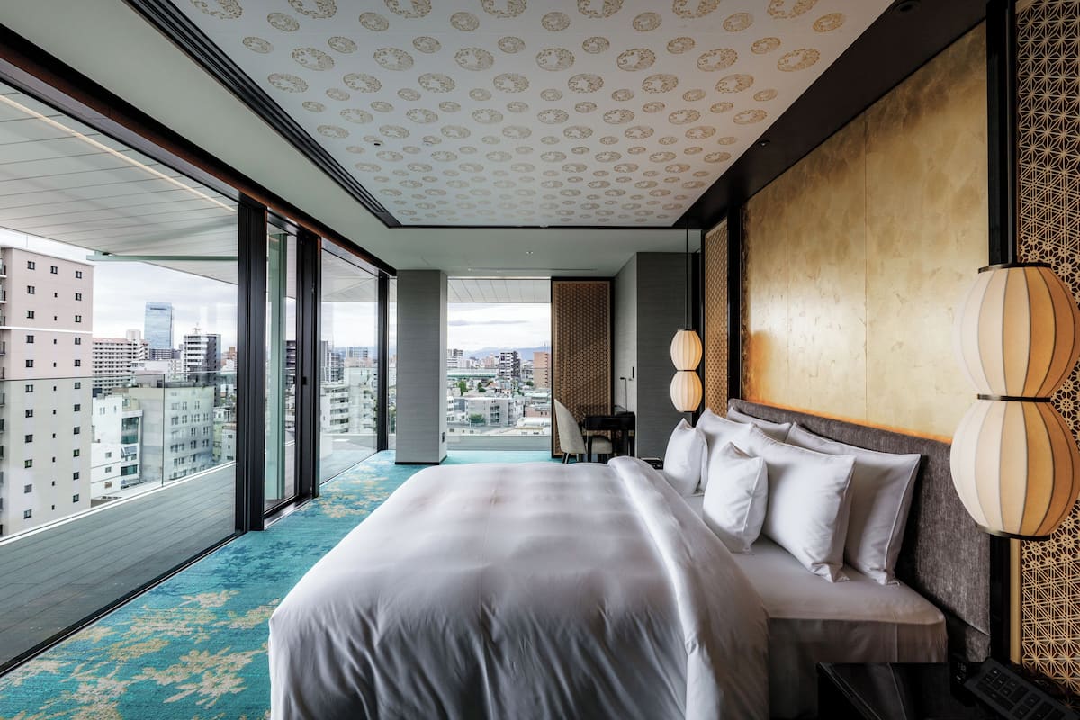 Habitación, para no fumadores, vista a la ciudad (Grande King, Club Lounge Access) | Ropa de cama de alta calidad y minibar