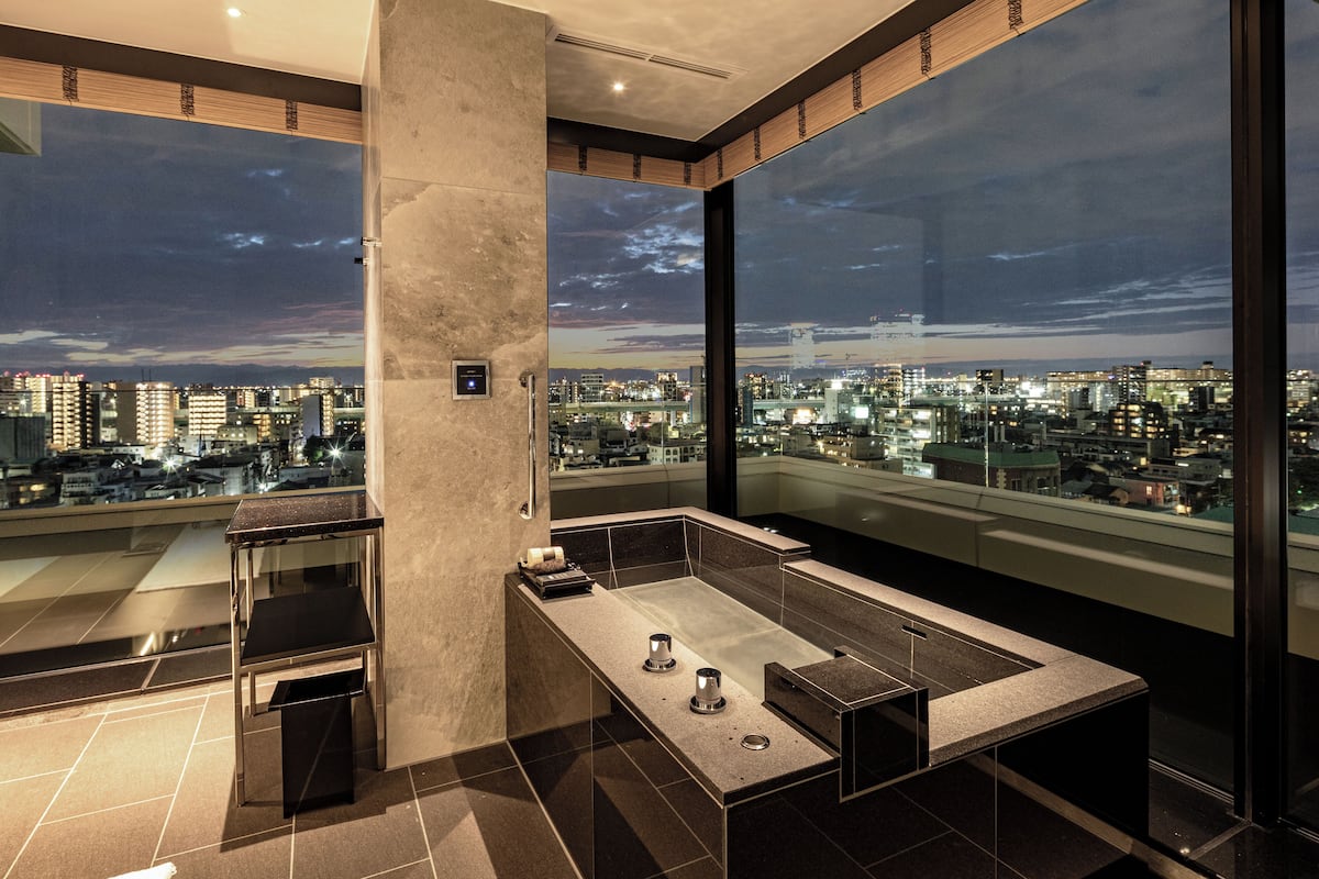 Habitación de lujo, para no fumadores, vista a la ciudad (King, ONSEN, Club Lounge Access) | Baño | Tina y regadera independientes y regadera tipo lluvia