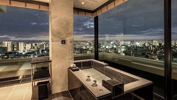 Luxe kamer, niet-roken, uitzicht op de stad (King, ONSEN, Club Lounge Access) | Badkamer | Een aparte badkuip en douche, een regendouche