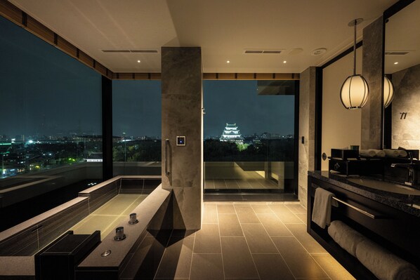 [Club Lounge Access] ONSEN Luxury Castle View King, Non Smoking | Bathroom | Separate bathtub and shower, eco-friendly toiletries, hair dryer