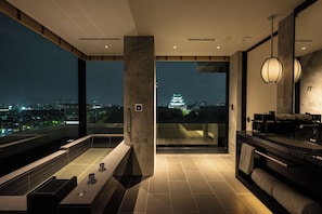Chambre Luxe, non-fumeurs (King,Castle View,Lounge Access,ONSEN) | Salle de bain | Baignoire et douche séparées, douche à « effet pluie »