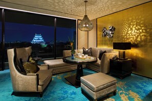 Premier-værelse med 2 enkeltsenge - ikke-ryger (Castle View,Club Lounge Access,ONSEN) | Opholdsområde | 55-tommers fladskærms-tv med digitale kanaler