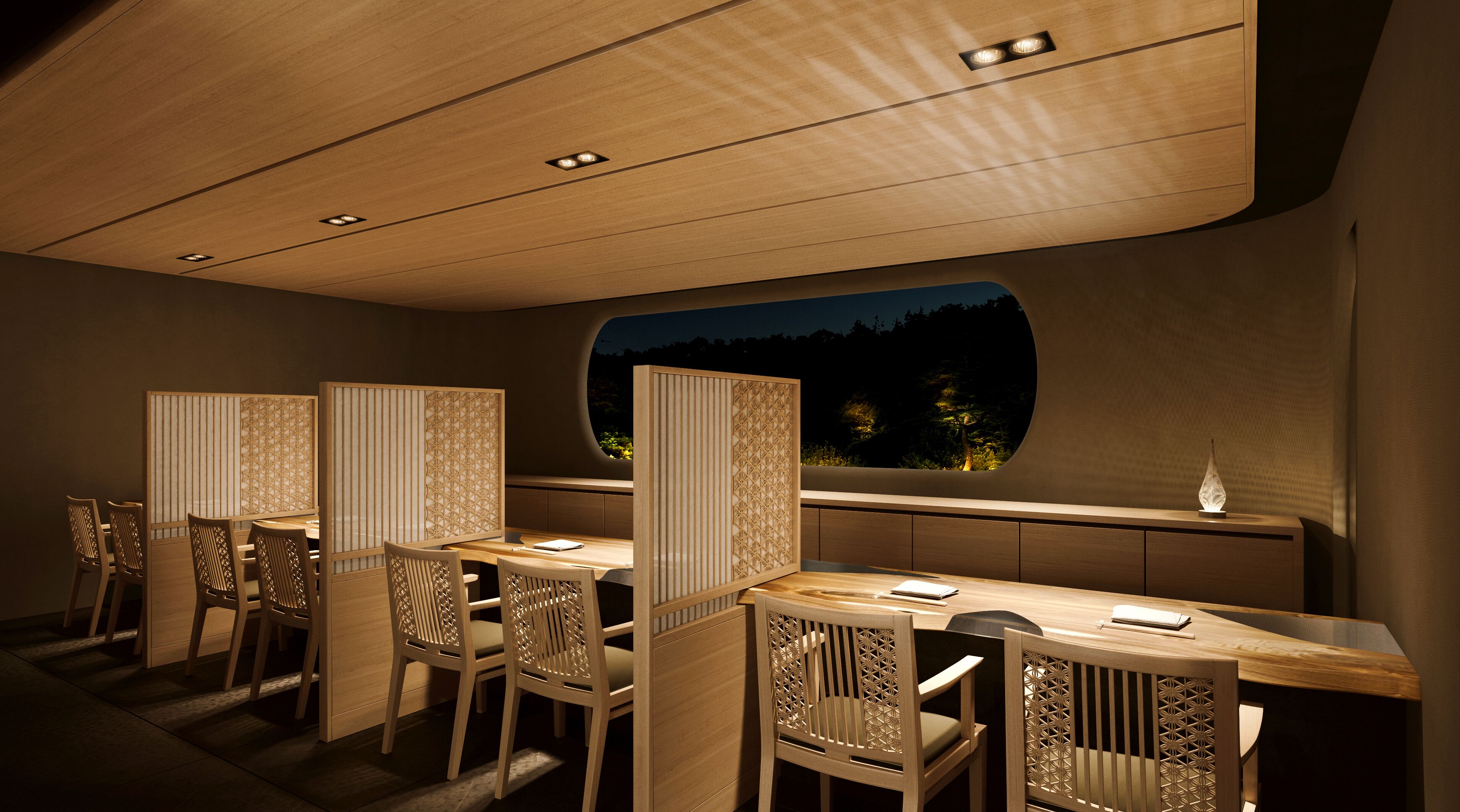 Un restaurante con muebles de madera y vistas a árboles por la noche.