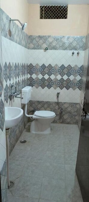 Classic Double Room, Balcony, City View | Bathroom
