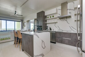 Refrigerador, microondas, horno y lavavajillas 