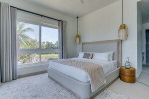 3 dormitorios, escritorio, tabla de planchar con plancha y cuna de viaje