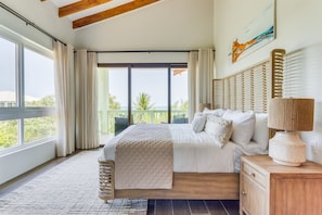 5 bedrooms, iron/ironing board, travel cot, free WiFi - Luxury Penthouse 631: 5BR, Sleeps 13, Sea View (Placencia)