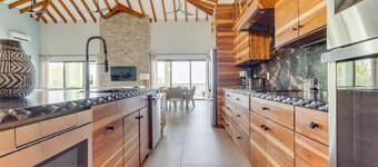 Luxury Beachfront Penthouse-13 Guests-Dock-Pool
