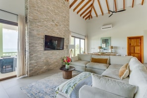 Smart TV - Luxury Penthouse 631: 5BR, Sleeps 13, Sea View (Placencia)