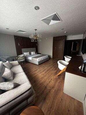 Bureau, espace de travail pour ordinateur portable, Wi-Fi gratuit