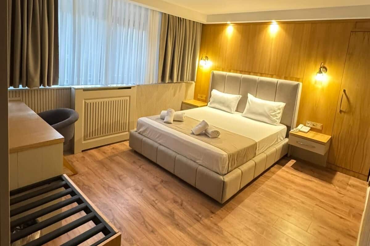 Kamar Standar | Meja kerja, ruang kerja ramah laptop, dan Wi-Fi gratis