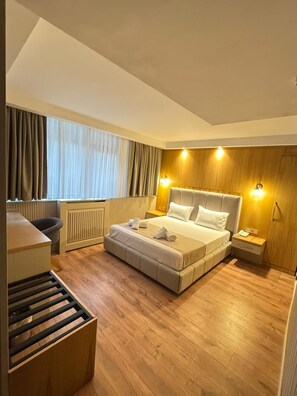 Standard Room | Meja, ruang kerja komputer riba, Wi-fi percuma