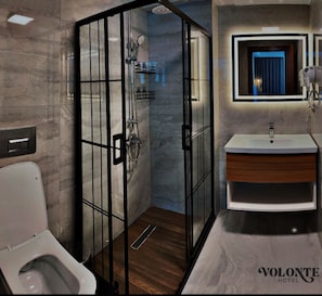 Chambre Standard | Salle de bain | Séchoir à cheveux, savon, shampooing, papier de toilette