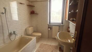 Dusche, Haartrockner, Bidet, Handtücher