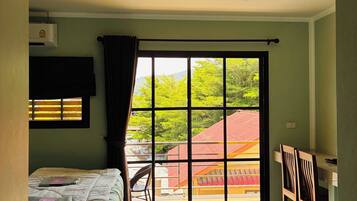 Deluxe Double Room, Mountain View | Living area