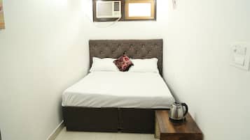 Economy Room | Premium bedding, down comforters, memory foam beds