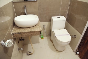 Economy Room | Bathroom