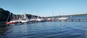 en el lago con un bote