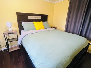 2 bedrooms, in-room safe, desk, iron/ironing board - Cozy 2BR Mobile Home near Jasper NP | King Bed (Hinton)