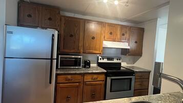 Een koelkast, een microgolfoven, een oven, een kookplaat