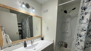 Een haardroger, handdoeken, zeep, shampoo