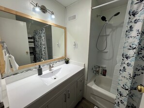 Hair dryer, towels, soap, shampoo - Cozy 2BR Mobile Home near Jasper NP | King Bed (Hinton)