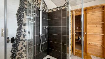 Shower, hair dryer, towels