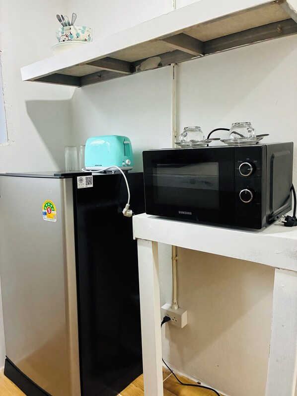 Fridge, microwave, stovetop, cookware/dishes/utensils