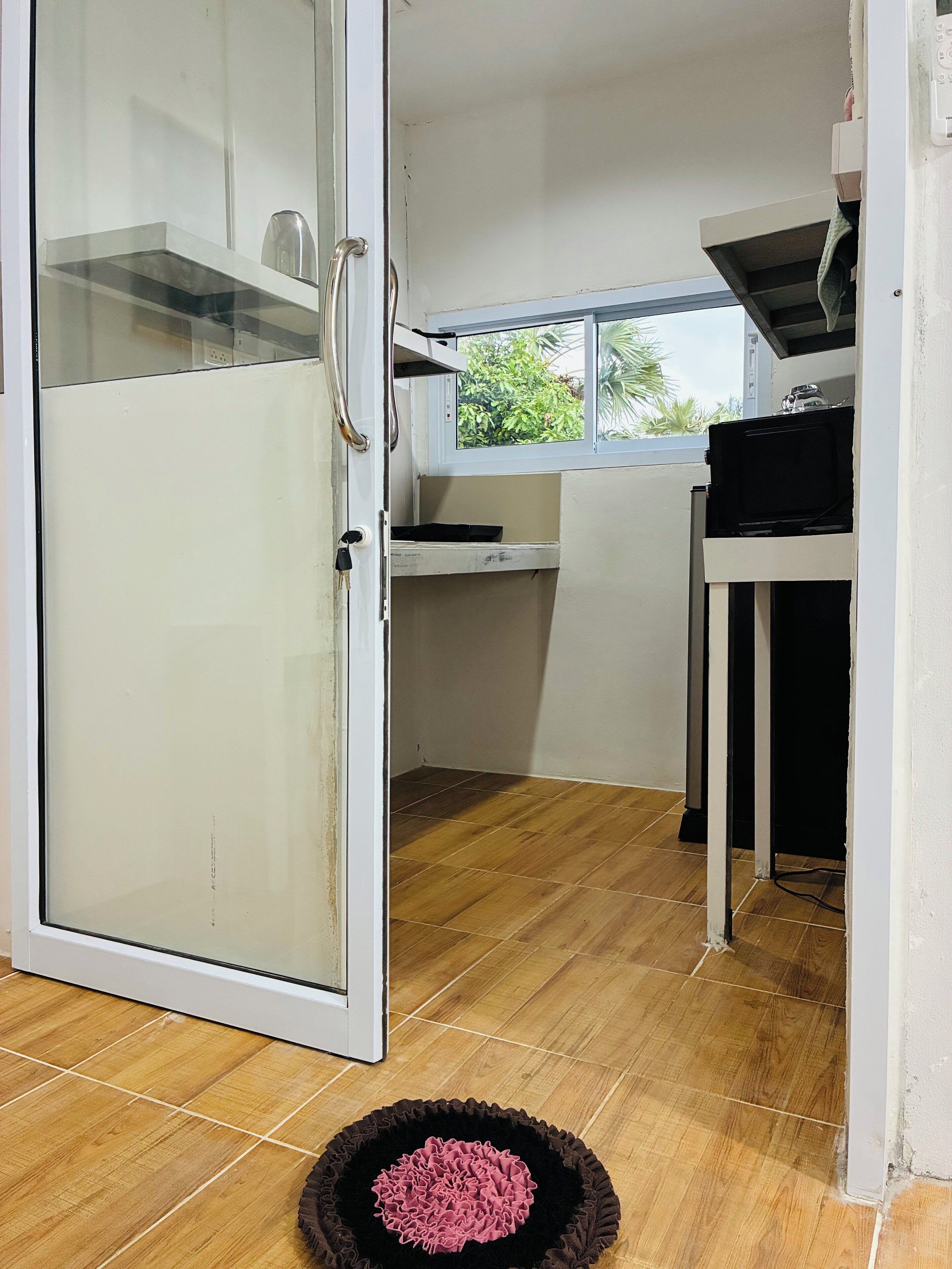 Habitación doble superior, vistas a la ciudad | Cocina privada | Frigorífico, microondas, placa de cocina y utensilios de cocina