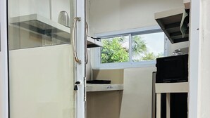 Phòng đôi Superior, quang cảnh thành phố | Bếp riêng | Tủ lạnh, lò vi sóng, bếp nấu, dụng cụ nấu nướng/bát dĩa/dao nĩa 