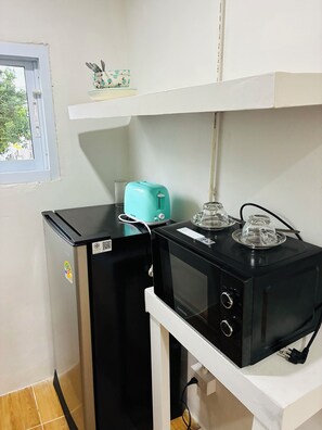 Fridge, microwave, stovetop, cookware/dishes/utensils